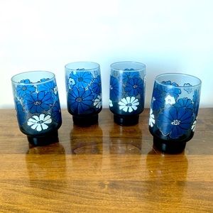 Vintage 1970s 1980s Libbey blue and white daisy camellia glasses. Set of 4